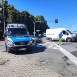 Kolizja na skrzyżowaniu w Opolu. Osobówka zderzyła się z busem
