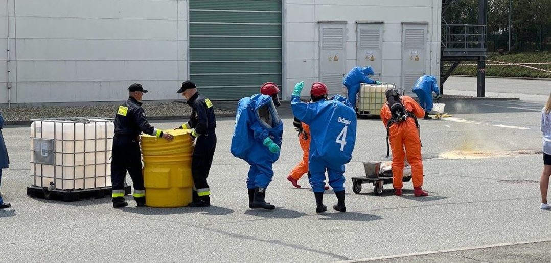 Interwencja strażaków w zakładach na ul. Chłodniczej w Opolu. Na miejscu osiem zastępów, w tym grupa chemiczna