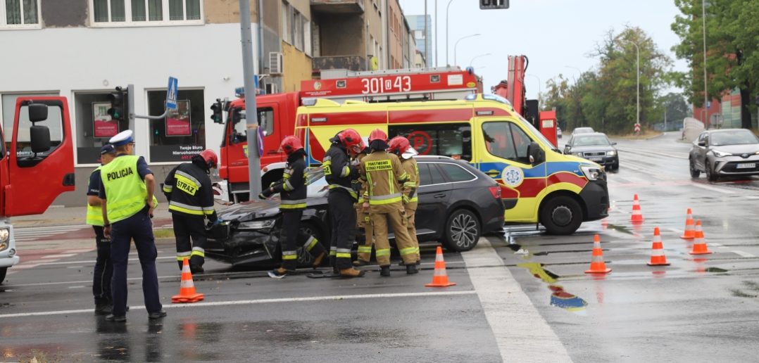 Karetka pogotowia zderzyła się ze skodą na skrzyżowaniu w centrum Opola