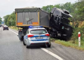 Ciężarówka wpadła do rowu i uderzyła w drzewo na DK46 w Dąbrowie