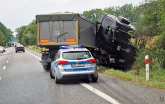 Ciężarówka wpadła do rowu i uderzyła w drzewo na DK46 w Dąbrowie Ciężarówka wpadła do rowu i uderzyła w drzewo na DK46 w Dąbrowie