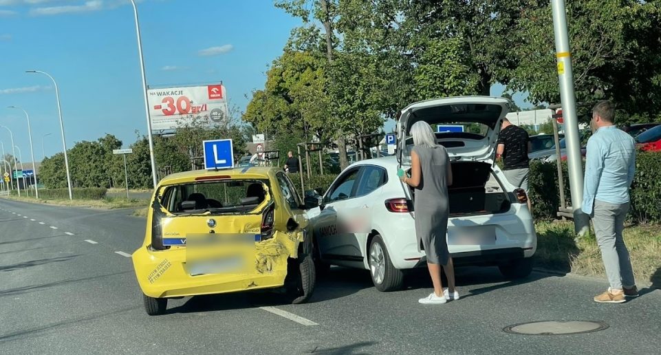 Zderzenie dwóch samochodów nauki jazdy i osobówki na ul. Sosnkowskiego w Opolu