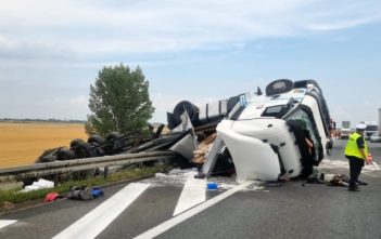 Utrudnienia na opolskim odcinku autostrady A4. Ciężarówka wypadła z drogi