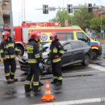 Karetka pogotowia zderzyła się ze skodą na skrzyżowaniu w centrum Opola