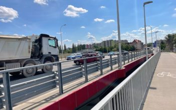 Ciężarówka zderzyła się z samochodem osobowym na moście w Opolu
