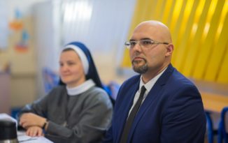 „Idealna szkoła to taka, do której dzieci i młodzież chętnie idą, i z której niechętnie wychodzą.” Rozmowa z Piotrem Worobcem, nowym dyrektorem ZS w Dobrzeniu Wielkim „Idealna szkoła to taka, do której dzieci i młodzież chętnie idą, i z której niechętnie wychodzą.” Rozmowa z Piotrem Worobcem, nowym dyrektorem ZS w Dobrzeniu Wielkim