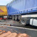 Zderzenie trzech ciężarówek na autostradzie A4. Dwie osoby poszkodowane