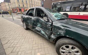 Osobowe volvo zderzyło się z autobusem w centrum Opola