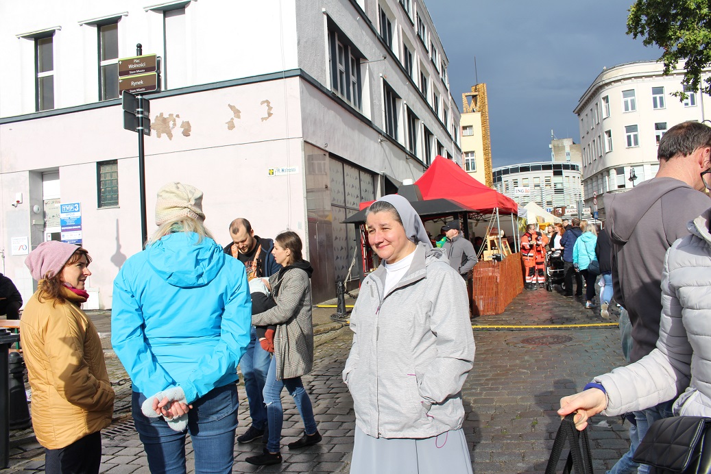 27 Jarmark Franciszkański w Opolu pod parasolami i z nowym gwardianem. Galeria zdjęć