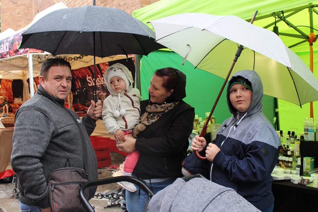 27 Jarmark Franciszkański w Opolu pod parasolami i z nowym gwardianem. Galeria zdjęć