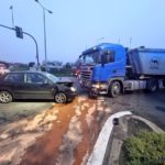 Ciężarówka zderzyła się czołowo z volkswagenem na obwodnicy Opola. Jedna osoba poszkodowana
