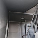 Podpalenie klatki schodowej w Namysłowie. Policja zatrzymała trzech podejrzanych
