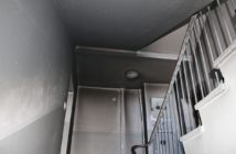 Podpalenie klatki schodowej w Namysłowie. Policja zatrzymała trzech podejrzanych