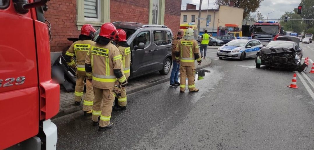 Dwa samochody zderzyły się na skrzyżowaniu w Opolu