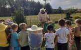 Przedszkolaki z Kup poznawały tajniki pasieki