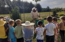 Przedszkolaki z Kup poznawały tajniki pasieki