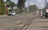 W Dobrzeniu Wielkim narzekają na brud. Winny remont drogi, ale już idzie ku lepszemu