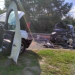 Czołowe zderzenie dwóch samochodów w Czarnowąsach