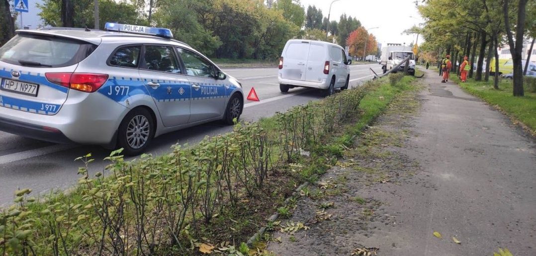 Kierujący busem wjechał w latarnię na ul. Głogowskiej w Opolu