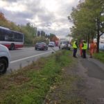 Kierujący busem wjechał w latarnię na ul. Głogowskiej w Opolu