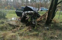 Kolizja na autostradzie A4. Kierowca zakończył jazdę na drzewie