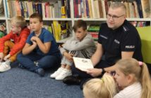 Noc bibliotek w Namysłowie. Policjant z odblaskami w bibliotece