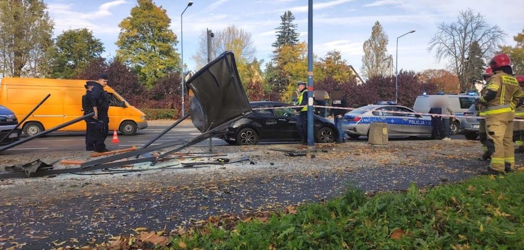 Wjechał toyotą w wiatę przystanku autobusowego. Poszkodowany 15-latek