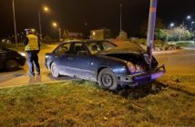 Wjechał mercedesem w latarnię i uciekł