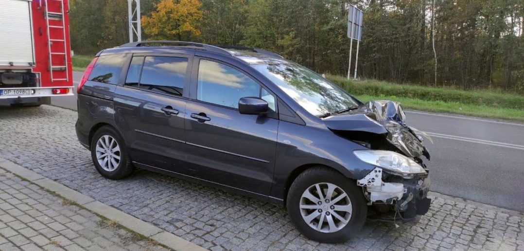 Mazda zderzyła się z samochodem dostawczym na ul. Częstochowskiej w Opolu