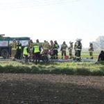 Wypadek w Niewodnikach. Dwaj mężczyźni jadący motocyklem zderzyli się z ciężarówką