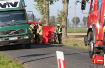 Wypadek w Niewodnikach. Dwaj mężczyźni jadący motocyklem zderzyli się z ciężarówką