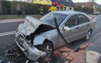 Ciężarówka zderzyła się czołowo z mercedesem w Dobrzeniu Wielkim. Jedna osoba została poszkodowana Ciężarówka zderzyła się czołowo z mercedesem w Dobrzeniu Wielkim. Jedna osoba została poszkodowana