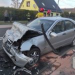 Ciężarówka zderzyła się czołowo z mercedesem w Dobrzeniu Wielkim. Jedna osoba została poszkodowana