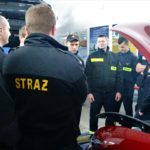 Strażacy przyglądali się samochodom elektrycznym &#8211; szkolenie z ratownictwa technicznego