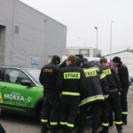 Strażacy przyglądali się samochodom elektrycznym &#8211; szkolenie z ratownictwa technicznego