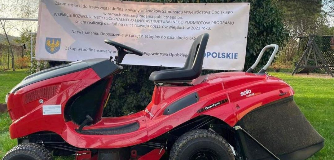 Do LKS Rybna trafił nowy traktorek do koszenia trawy