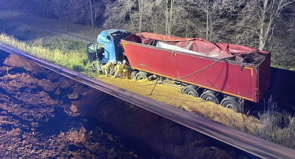 Ciężarówka spadła z wiaduktu na DK 46 w Dąbrowie