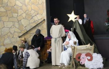 Uczestnicy WTZ Stare Siołkowice przedstawili bożonarodzeniowe jasełka [GALERIA]