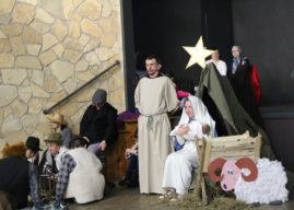 Uczestnicy WTZ Stare Siołkowice przedstawili bożonarodzeniowe jasełka [GALERIA]