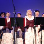 Koncert Kolędowo-Świąteczny w Dobrzeniu Wielkim. Na scenie ,,Siołkowiczanki&#8221; i przedstawicielki ,,Dobrzenianek&#8221; [GALERIA]