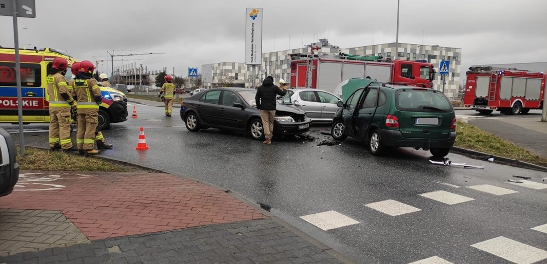 Zderzenie 3 samochodów na skrzyżowaniu obok centrum handlowego