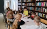 Ferie z książką w Filii Bibliotecznej w Starych Siołkowicach z Reksiem w roli głównej