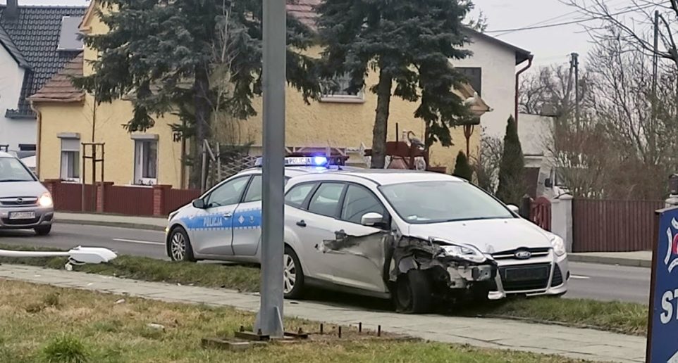 Kierowca forda wjechał w latarnie przy ul. Oleskiej