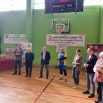 Marcin Kondziela nauczyciel chróścickiej szkoły na tenisowym podium