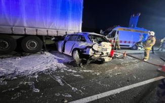 Wjechał w pojazd obsługi autostrady, a następnie w naczepę ciężarówki Wjechał w pojazd obsługi autostrady, a następnie w naczepę ciężarówki