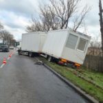 Czołowe zderzenie ciężarówki z osobową toyotą w Chróścinie