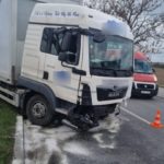 Czołowe zderzenie ciężarówki z osobową toyotą w Chróścinie