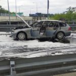 W Opolu na wiadukcie obok NFZ zapaliło się BMW