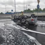 W Opolu na wiadukcie obok NFZ zapaliło się BMW