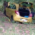 Zderzenie dwóch samochodów koło Ozimka, a niedaleko Niemodlina samochód wjechał w drzewo